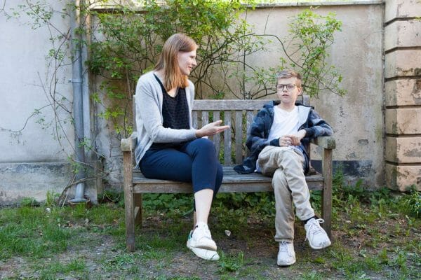 BornsVilkarMeeting Child and adult speaking together